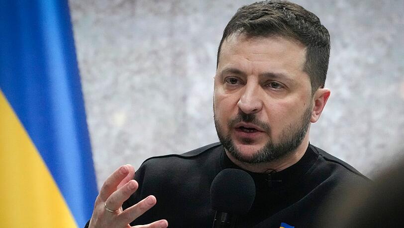 Präsident Wolodymyr Selenskyj hat einen hochrangigen Kommandeur im Donbass entlassen.
