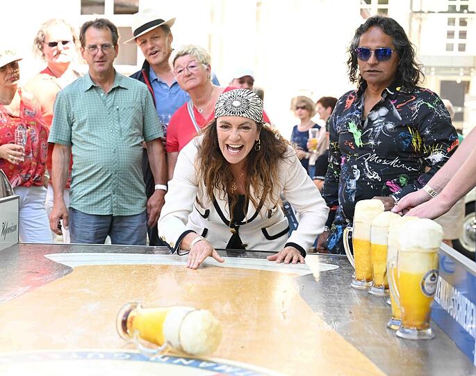 Christine Neubauer hat Gaudi mit dem Bierkrug: José Campos schaut zu.