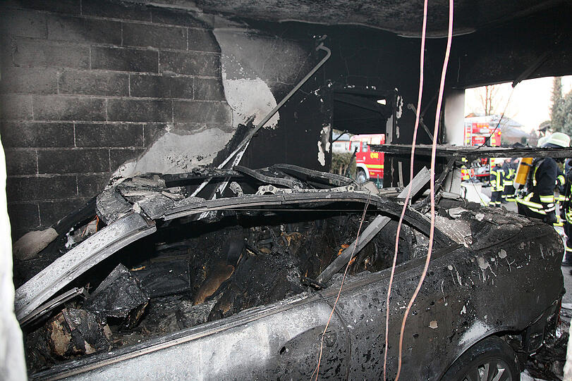 Was vom SLK übrig bleibt, ist ein Haufen verkokelter Schrott. Die Polizei geht davon aus, dass ein technischer Defekt den Garagenbrand in Töging im Landkreis Altötting verursacht hat.