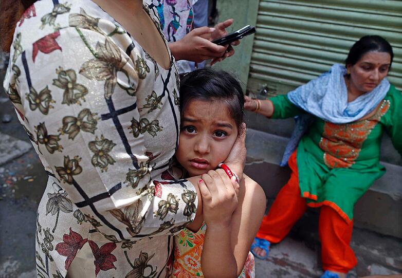 In Panik rennen die Bewohner Kathmandus auf die Straßen - Bilder kurz nach dem Nachbeben am Dienstag.