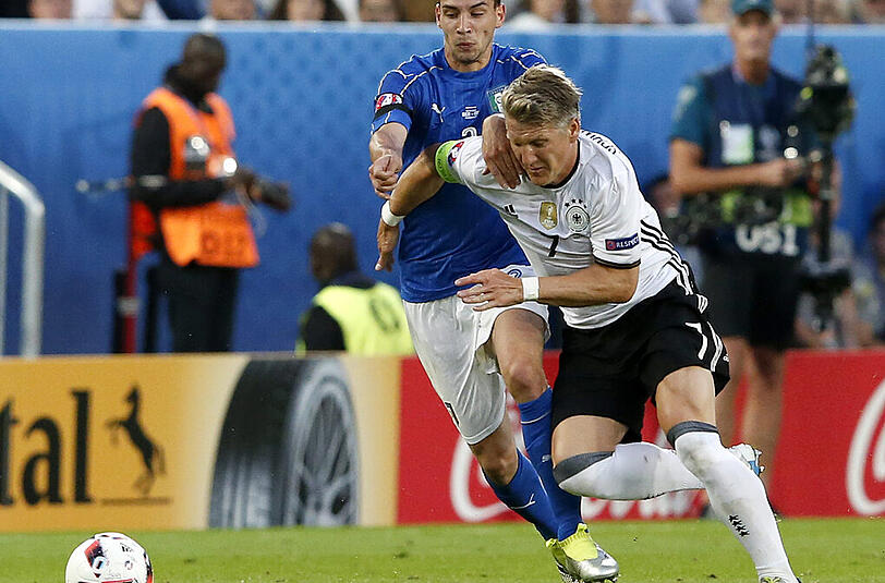 Bastian Schweinsteiger: Note 4. So schnell kann's gehen. Im wichtigsten Spiel nach 16 Minuten mittendrin. Kam für den verletzten Khedira, übernahm sofort die Kapitänsbinde. Traf per Kopf, hatte De Sciglio aber weggestoßen (27.). Verpennte das Durchstarten von Giaccherini, verursachte so Italiens beste Chance vor der Pause &ndash; nicht nur in dieser Szene zu langsam. Machte aber viel mit Auge und Stellungsspiel wett. Schoss den Matchball-Elfmeter drüber.