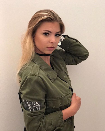 Julia (19)