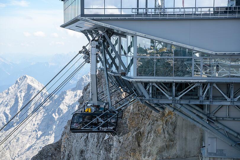 Die beschädigte Seilbahnkabine der Zugspitzseilbahn wird zur Bergung zur Bergstation der Zugspitze hochgezogen.