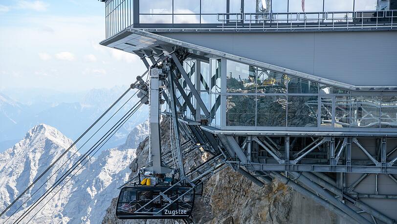 Die beschädigte Seilbahnkabine der Zugspitzseilbahn wird zur Bergung zur Bergstation der Zugspitze hochgezogen. Die beschädigte Seilbahnkabine der Zugspitzseilbahn wird zur Bergung zur Bergstation der Zugspitze hochgezogen.