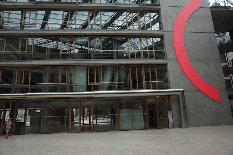 Innen kommt man erstmal in die "Piazza". Das rosa Kunstwerk ist von Rupprecht Geiger.