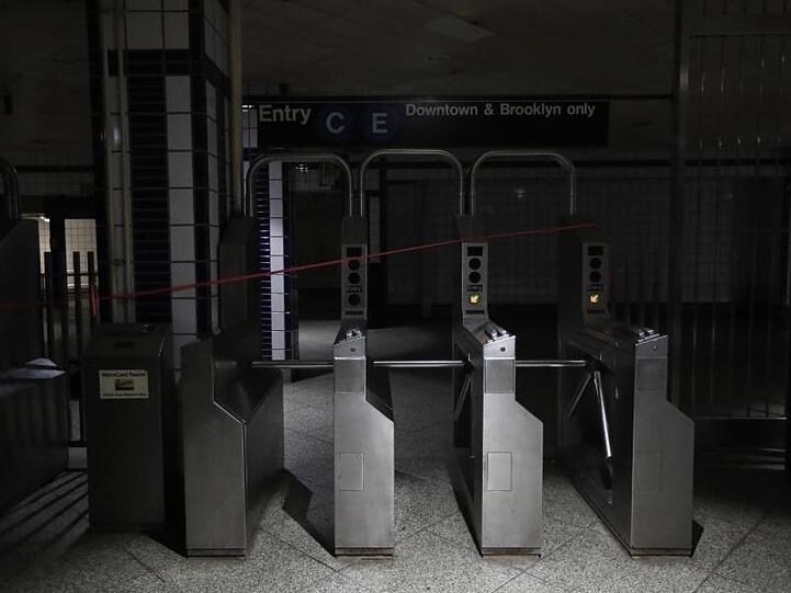 Während eines Stromausfalls in New ist der Eingang an der 50th Street Subway Station nur schwach beleuchtet. An einigen U-Bahn-Stationen in Manhattan wurde der Betrieb eingestellt.