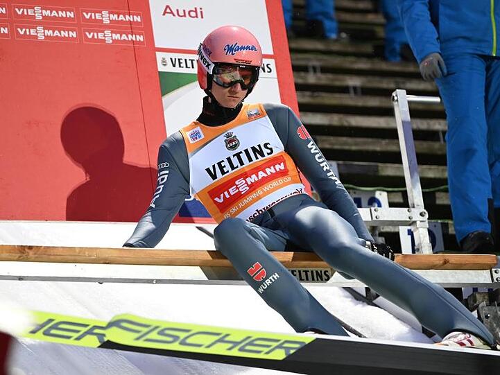 Der Vierschanzentournee-Dritte Karl Geiger will beim Heim-Weltcup in Titisee-Neustadt sein Gelbes Trikot verteidigen.