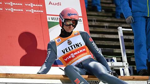 Der Vierschanzentournee-Dritte Karl Geiger will beim Heim-Weltcup in Titisee-Neustadt sein Gelbes Trikot verteidigen.