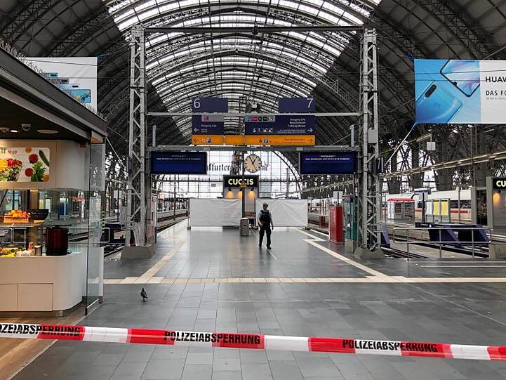 Ende Juli: Gesperrte Bahnsteige im Frankfurter Hauptbahnhof, nachdem ein Achtjähriger vor einen einfahrenden Zug gestoßen worden war.