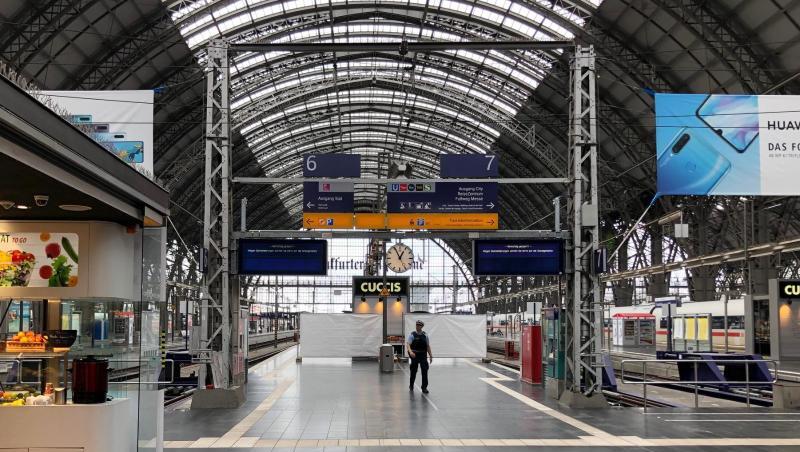 Ende Juli: Gesperrte Bahnsteige im Frankfurter Hauptbahnhof, nachdem ein Achtjähriger vor einen einfahrenden Zug gestoßen worden war. Ende Juli: Gesperrte Bahnsteige im Frankfurter Hauptbahnhof, nachdem ein Achtjähriger vor einen einfahrenden Zug gestoßen worden war.