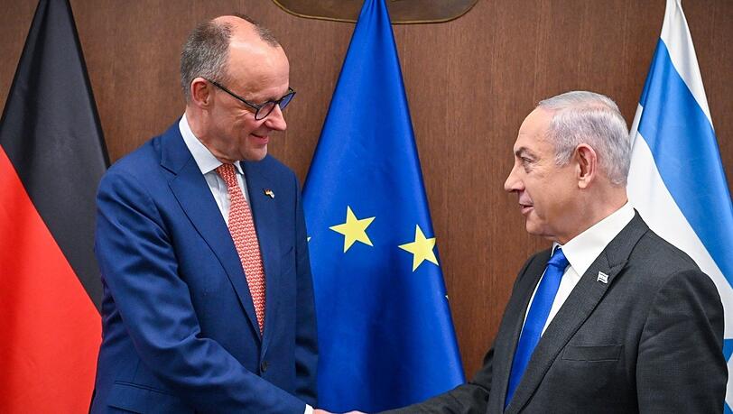 Friedrich Merz, Unionsfraktions- und CDU-Chef (links), trifft während seiner Israel-Reise im Vorjahr Benjamin Netanjahu, Ministerpräsident von Israel.