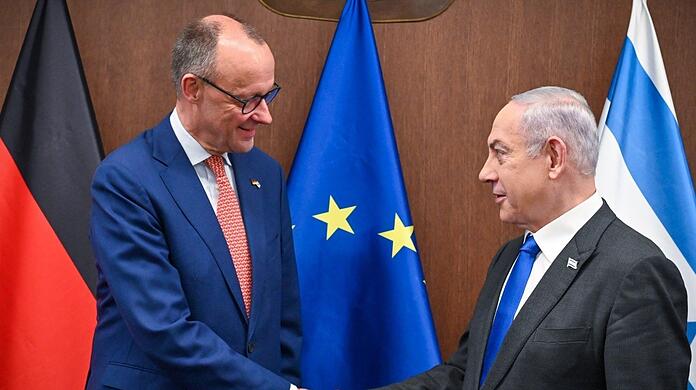 Friedrich Merz, Unionsfraktions- und CDU-Chef (links), trifft während seiner Israel-Reise im Vorjahr Benjamin Netanjahu, Ministerpräsident von Israel.