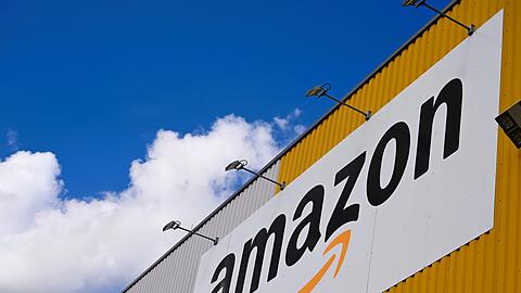 Der weltgrößte Onlinehändler Amazon streicht rund 14.000 Arbeitsplätze in der Verwaltung. (Archivbild)
