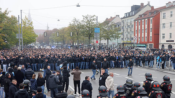 Kein Spiel wie jedes andere: Zum Derby kamen gleich beide Ultra-Szenen per Fanmarsch. Die Polizeipräsenz in Giesing ist enorm. Kein Spiel wie jedes andere: Zum Derby kamen gleich beide Ultra-Szenen per Fanmarsch. Die Polizeipräsenz in Giesing ist enorm.