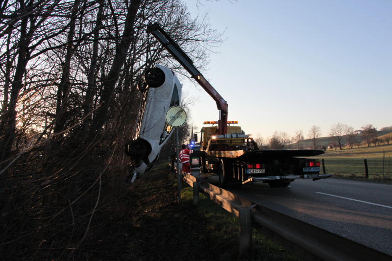 Die Leiptplanke als Sprungschanze: Ein Opel-Fahrer ist bei Aschau am Inn von der B12 abgekommen und mit seinem Wagen auf dem Dach gelandet. Der Fahrer wurde leicht verletzt.
