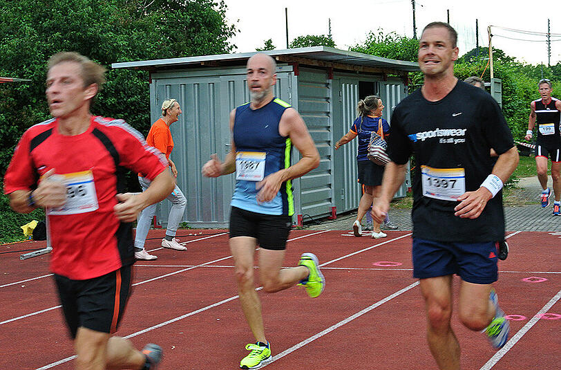 Der Sommernachtslauf im Olympiapark konnte mit 1.900 Teilnehmern einen neuen Rekord verbuchen. Klicken Sie sich durch die Bilderstrecke.