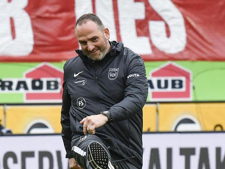 Heidenheims Cheftrainer Frank Schmidt. Foto: Thomas Kienzle/dpa/Archivbild