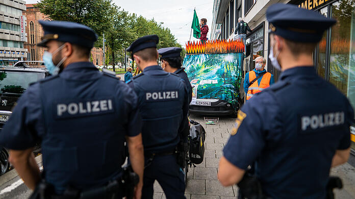 Polizisten beobachten die Demonstration der Gruppe Extinction Rebellion.