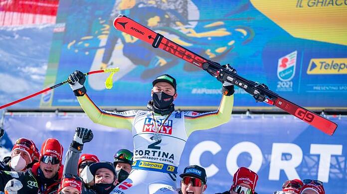 Feierstimmung: Andreas Sander lässt sich nach WM-Silber in der Abfahrt hochleben.