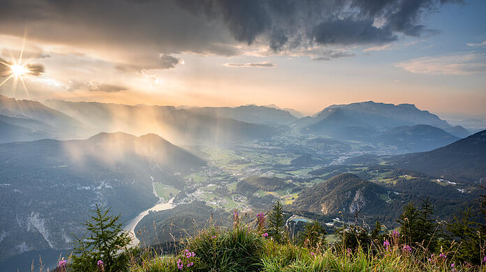 Wem geht da nicht das Herz auf? Erhebend, der Blick vom Jenner in den weiten Berchtesgadener Talkessel. So ruhig ist es hier aber nur selten. Der Massentourismus macht hier besonders einer Tierart zu schaffen: den Murmeltieren.