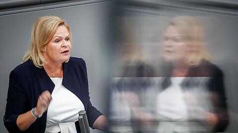 "Man sollte aber nicht suggerieren, dass keine Asylbewerber mehr kommen, sobald es stationäre Grenzkontrollen gibt", stellt Bundesinnenministerin Nancy Faeser (SPD) klar.