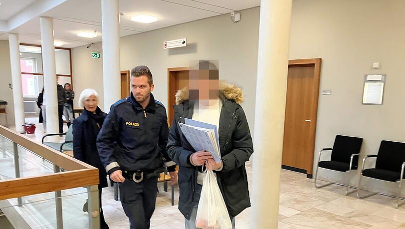 Der mutmaßliche Täter am Landgericht Traunstein. Er ist derzeit in Straubing im Bezirkskrankenhaus untergebracht.