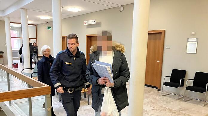 Der mutmaßliche Täter am Landgericht Traunstein. Er ist derzeit in Straubing im Bezirkskrankenhaus untergebracht.