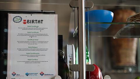 Birtat liefert europaweit – mit zertifiziertem Fleisch. Produziert werden die Drehspieße unter harten Bedingungen. (Archivbild)