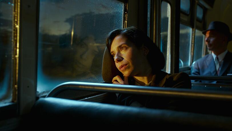 Regisseur Guillermo del Toro präsentiert in "Shape of Water - Das Flüstern des Wassers" mit Sally Hawkins erneut seine blühende Fantasie. Regisseur Guillermo del Toro präsentiert in "Shape of Water - Das Flüstern des Wassers" mit Sally Hawkins erneut seine blühende Fantasie.