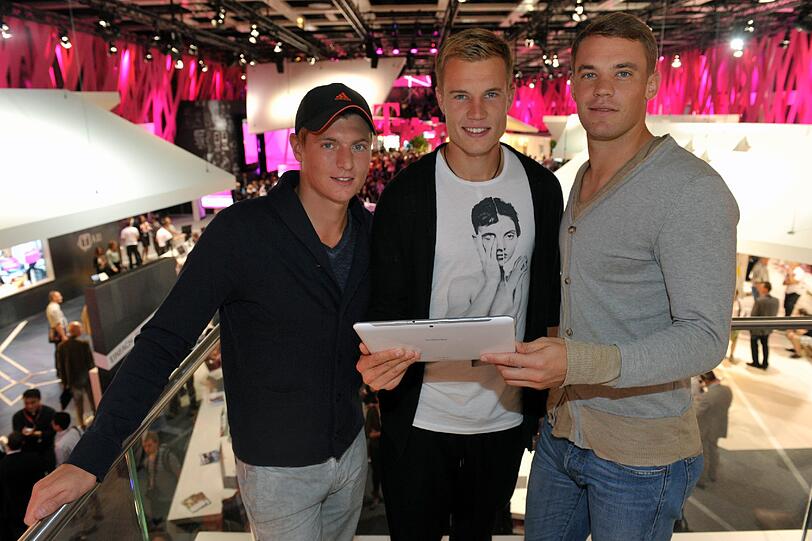 Toni Kroos, Holger Badstuber und Manuel Neuer zu Besuch auf der IFA in Berlin.