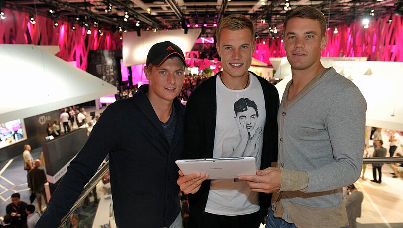 Toni Kroos, Holger Badstuber und Manuel Neuer zu Besuch auf der IFA in Berlin.