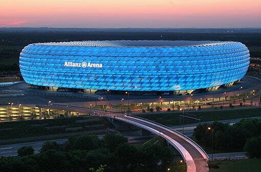 Heute strahlt die Arena in blau.