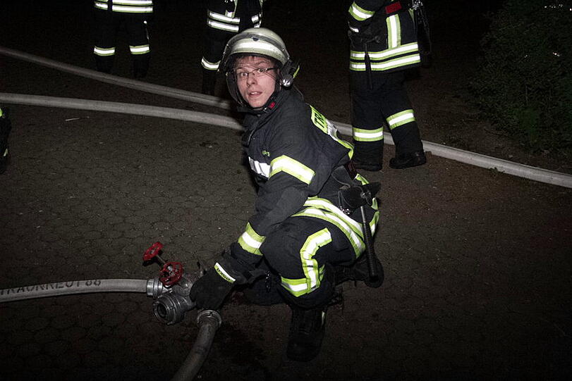 Aus bislang ungeklärter Ursache ging in Traunreut ein Kleinwagen in Flammen auf und brannte komplett aus.