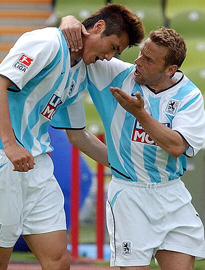 10. Mai 2003: Thomas Häßler (rechts) umarmt Jiayi Shao, den 1860-Torschützen zum 1:0 gegen Energie Cottbus.