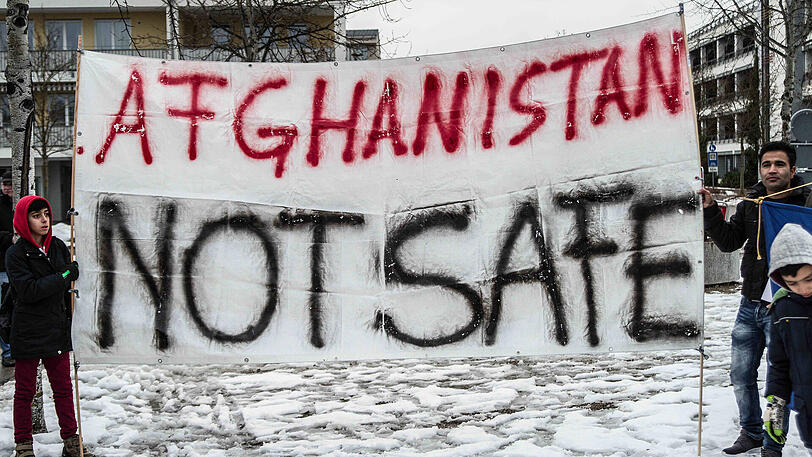 Mehrere hundert Menschen demonstrierten während des Besuches von Innenminister Thomas de Maiziere gegen Abschiebungen nach Afghanistan.