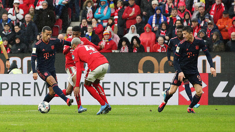 Herrliches Dribbling vor dem Abschluss.