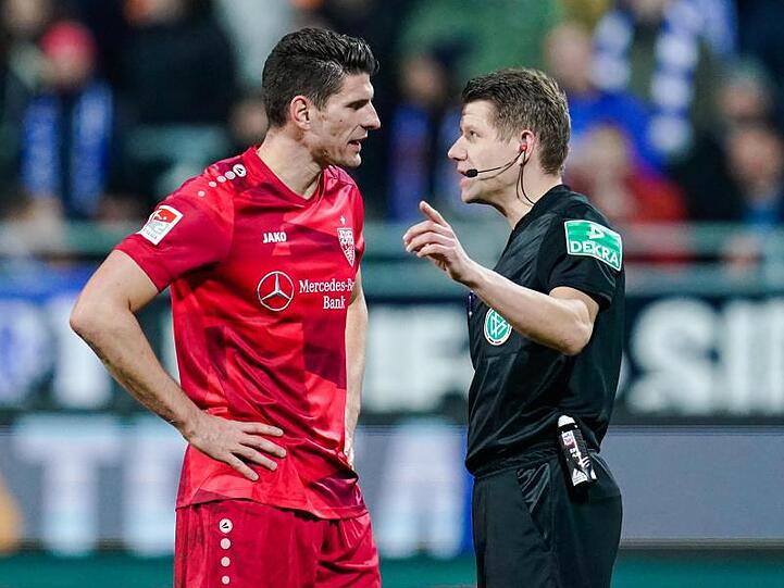 Schiedsrichter Patrick Ittrich erklärte dem Stuttgarter Mario Gomez die Abseitsentscheidung.