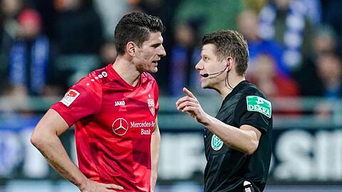 Schiedsrichter Patrick Ittrich erklärte dem Stuttgarter Mario Gomez die Abseitsentscheidung.
