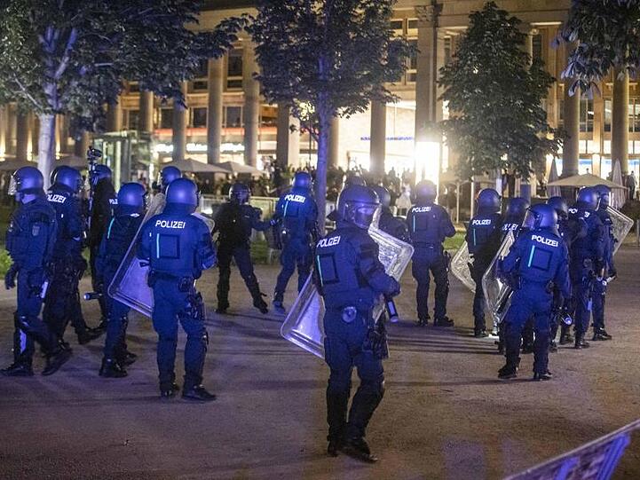 Bei Auseinandersetzungen mit der Polizei hatten dutzende gewalttätige Kleingruppen die Innenstadt verwüstet und mehrere Beamte verletzt.