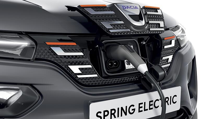 Strom wird bei Spring Electric wie beim Renault Zoe hinter dem Kühler nachgefüllt.