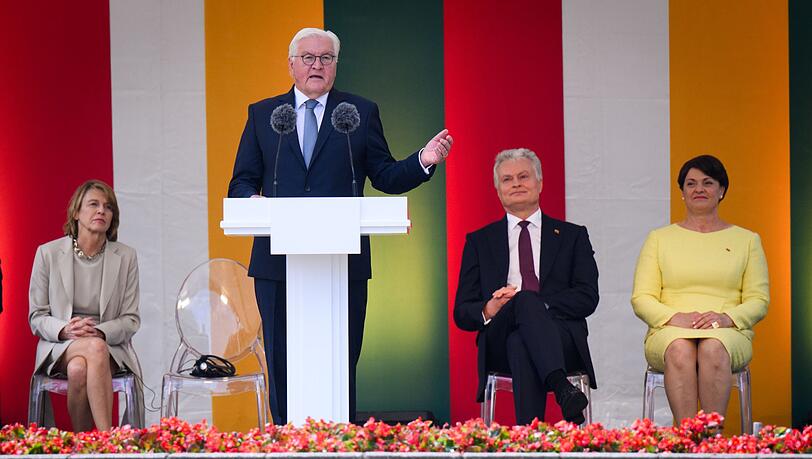 Bundespräsident Steinmeier sagt Litauen am Nationalfeiertag die Unterstützung Deutschlands bei der Verteidigung seiner Freiheit zu.