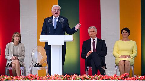 Bundespräsident Steinmeier sagt Litauen am Nationalfeiertag die Unterstützung Deutschlands bei der Verteidigung seiner Freiheit zu.