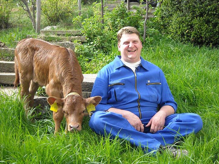 Der muntere Kurt (38) lebt mit seiner Familie im schönen Mittelfranken. Stolz ist der gesellige Franke besonders auf sein Milchvieh, eine uralte fränkische Gelbviehsorte. Wenn es seine Arbeit auf dem Hof erlaubt, unterstützt er als Vertreter eine Versicherung. Ihm fehlt es nicht an Freunden oder Abwechslung. In seiner Freizeit geht er gerne reiten, ist aktiv in Vereinen und durch seine kontaktfreudige und lustige Art überall willkommen: "Ich gehe immer mal weg und lerne auch neue Leute kennen, aber bis jetzt war meine Traumfrau leider noch nicht dabei."
Endlich eine eigene Familie zu gründen, das ist der Wunsch des 1,88 Meter großen Milchbauern. Dafür fehlt ihm noch die passende Partnerin, die gesellig, lebensfroh ist und einfach ein sonniges Gemüt hat. "Außerdem sollte sie nicht rappeldürr sein, denn an ner Frau muss was dran sein." Kurt sehnt sich nach einer Frau fürs Herz. Wenn sie auch noch Spaß an der Landwirtschaft hätte, wäre Kurt überglücklich.