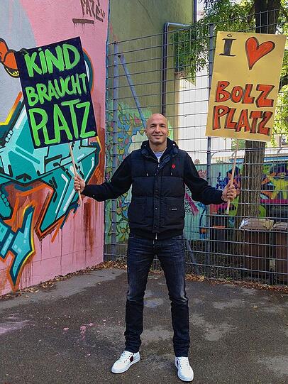 Löwen-Profi Necat Aygün am Bolzplatz an der Glockenbachwerkstatt. Hier, an der Corneliusstraße, verbrachte der Verteidiger früher viele Stunden seiner Kindheit - jetzt setzt er sich dafür ein, dass der Käfig-Platz erhalten bleibt