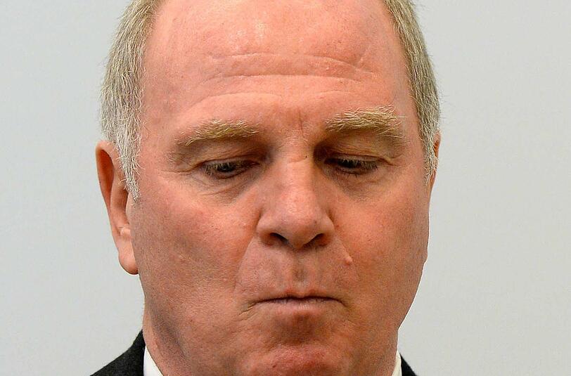 Bei der Verkündung des Urteils blickte Uli Hoeneß zu Boden. Er zeigte kaum eine Regung.