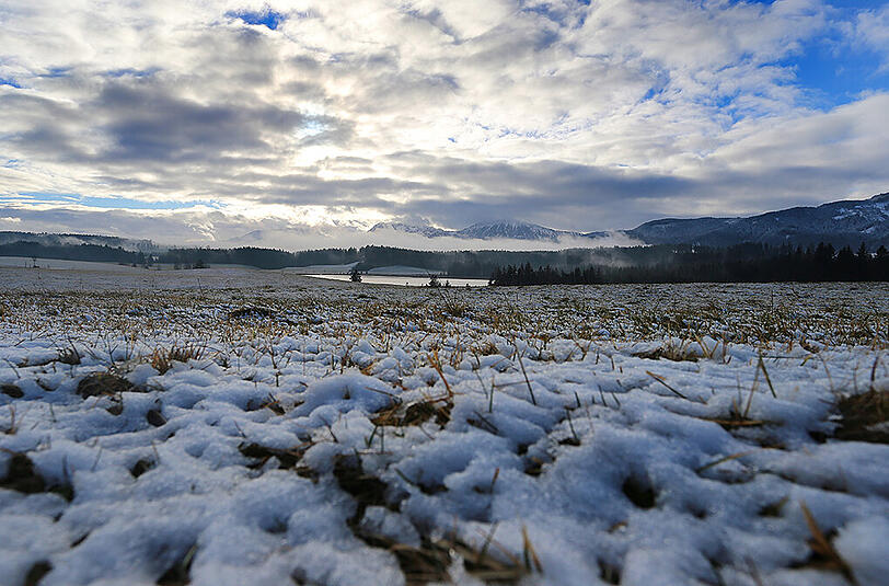 Mit einer dünnen Schneedecke überzogen ist am Sonntagmorgen die Allgäuer Landschaft um den Attlesee bei Nesselwang.