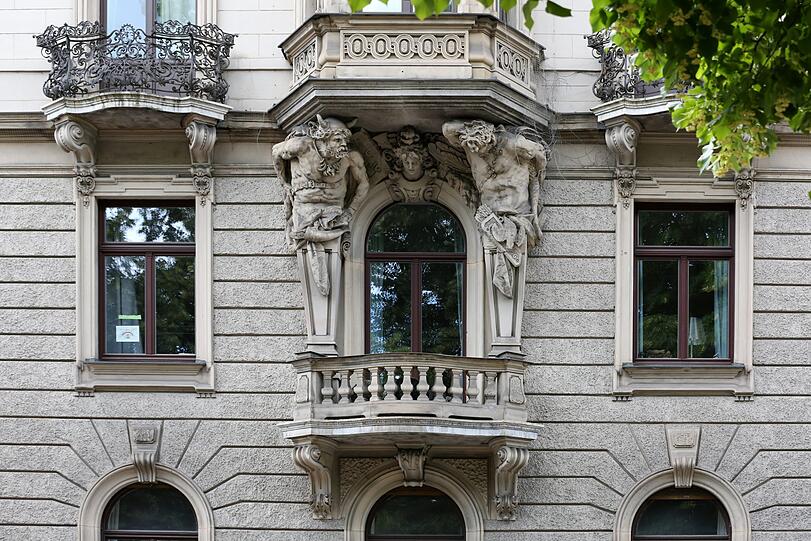 Eine Augenweide ist dieser kunstvolle Schmuck an einer Fassade.