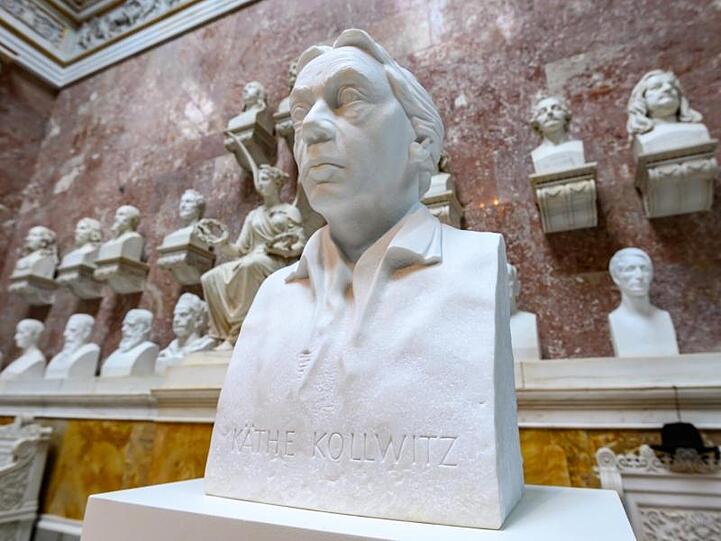 Die Büste der Künstlerin Käthe Kollwitz (1867-1945) steht in der Walhalla. In dem klassizistischen Bau nahe Regensburg werden Büsten und Gedenktafeln von Persönlichkeiten aus der deutschen und europäischen Geschichte ausgestellt. Foto: Armin Weigel