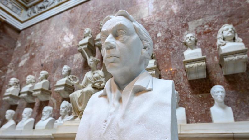 Die Büste der Künstlerin Käthe Kollwitz (1867-1945) steht in der Walhalla. In dem klassizistischen Bau nahe Regensburg werden Büsten und Gedenktafeln von Persönlichkeiten aus der deutschen und europäischen Geschichte ausgestellt. Foto: Armin Weigel Die Büste der Künstlerin Käthe Kollwitz (1867-1945) steht in der Walhalla. In dem klassizistischen Bau nahe Regensburg werden Büsten und Gedenktafeln von Persönlichkeiten aus der deutschen und europäischen Geschichte ausgestellt. Foto: Armin Weigel
