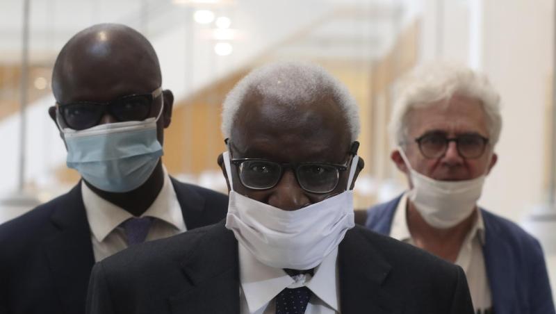 Den Corona-Regeln entsprechend mit einer Maske kommt Lamine Diack (M) mit seinem Anwalt William Bourdon (r) ins Pariser Gericht. Den Corona-Regeln entsprechend mit einer Maske kommt Lamine Diack (M) mit seinem Anwalt William Bourdon (r) ins Pariser Gericht.